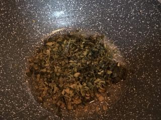 14、咸菜肉丝面疙瘩,倒入雪菜末煸炒出香味