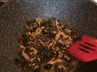 15、咸菜肉丝面疙瘩,加入肉丝翻炒均匀