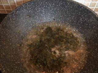 16、咸菜肉丝面疙瘩,加入适量热水烧开