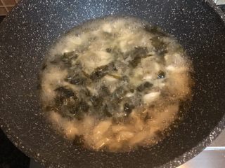 18、咸菜肉丝面疙瘩,面团全部刮入锅中煮大约3分钟