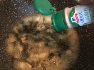 19、咸菜肉丝面疙瘩,撒入少许白胡椒粉，关火