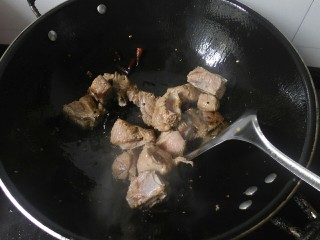 4、排骨腐竹,接着在将排骨下锅翻炒