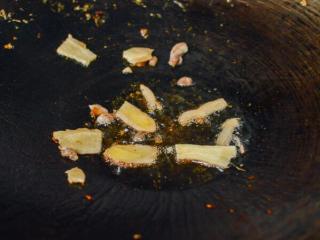 3、姜葱面,再加2勺油到锅里，再加姜片。炸1分钟。