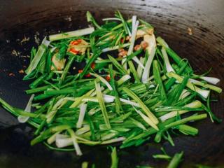 4、姜葱面,加入葱和红辣椒。