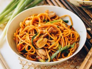 8、姜葱面,起锅装碗。