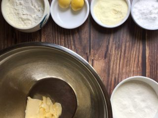 1、蛋黄小奶豆,1.准备好食材