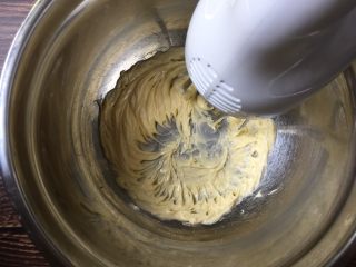 3、蛋黄小奶豆,用打蛋器打发至发白