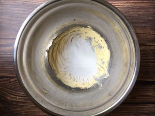 4、蛋黄小奶豆,筛入糖粉