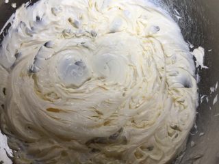 5、蛋黄小奶豆,继续打发