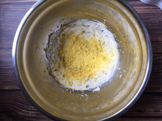 6、蛋黄小奶豆,筛入蛋黄