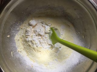 8、蛋黄小奶豆,用刮刀拌匀