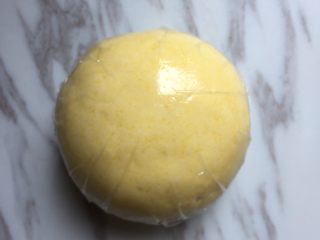 9、蛋黄小奶豆,揉成光滑面团，入冰箱冷藏，看了一下时间，一小时就可以了