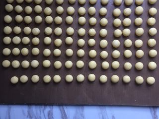 10、蛋黄小奶豆,揉成小球球，特意称了一下，2.5克一个