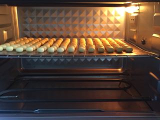 11、蛋黄小奶豆,烤箱预热160度，18分钟。