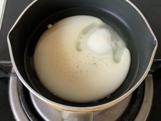 3、古早蛋糕,牛奶、油、糖,中火加热并不断搅拌