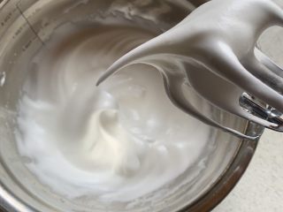 7、古早蛋糕,打发至湿性大弯钩。