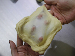 5、#夏天的味道#奶酪控一定要做的面包——蔓越莓奶酪包 ,揉到面团成扩展阶段，能抻出大片的薄膜。