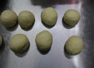 8、#夏天的味道#奶酪控一定要做的面包——蔓越莓奶酪包 ,发酵好的面团，拿出揉匀排气，分成小份。