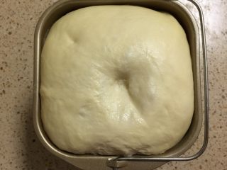 3、肉松小热狗面包,揉好的面醒发至2倍大，手指沾水按下面团不回缩即可，大概室温2小时，根据季节变化自行调整时间。