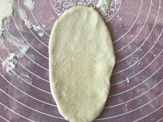 5、肉松小热狗面包,将每个面团檊成椭圆形。