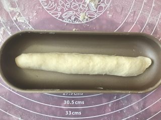 7、肉松小热狗面包,收口朝下放入热狗模具里。