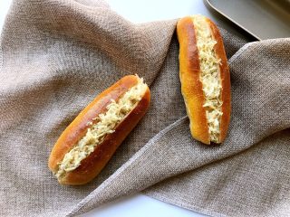 10、肉松小热狗面包,塞入肉松。
