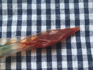 11、肉松小热狗面包,将番茄酱、沙拉酱装入裱花袋里。