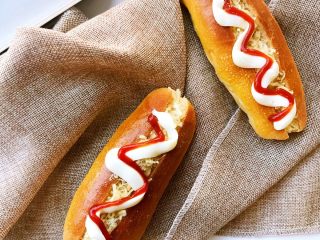 12、肉松小热狗面包,均匀挤在热狗上。