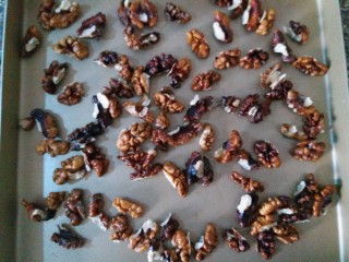 4、自制阿胶糕,核桃我是烤熟了，150度烘烤了10分钟。