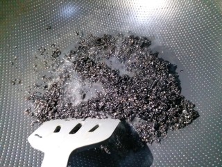 6、自制阿胶糕,黑芝麻清洗干净，由于在清洗的过程中。黑芝麻会飘起来，建议用滤网来清洗。炒熟