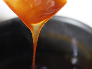 9、自制阿胶糕,一直熬到图片上的状态.称之为"挂旗"。