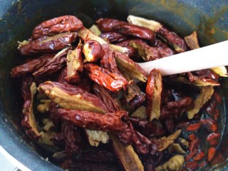 10、自制阿胶糕,然后加入枸杞 核桃 红枣一起搅拌均匀。