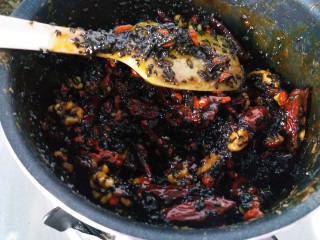 12、自制阿胶糕,最后加入黑芝麻，因为黑芝麻小颗粒的，加进去后拌起来有阻力，所以在其他食材都拌均匀后再加入。