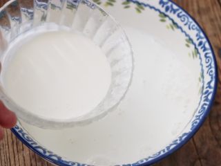 2、脏脏蛋挞,牛奶加入奶油