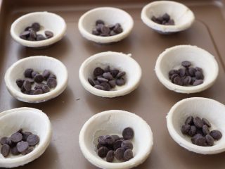 8、脏脏蛋挞,蛋挞皮提前解冻，每个放入4克巧克力豆