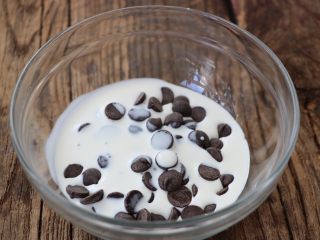 11、脏脏蛋挞,剩余巧克力豆加入40克牛奶