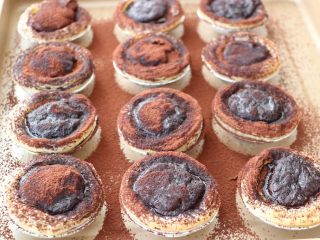 14、脏脏蛋挞,撒上可可粉即可