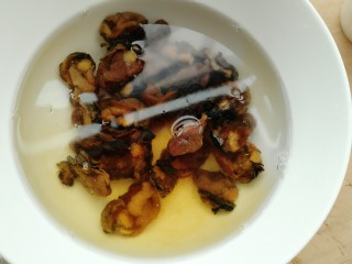 2、牡蛎干贝砂锅粥,牡蛎干用温水加入料酒泡开