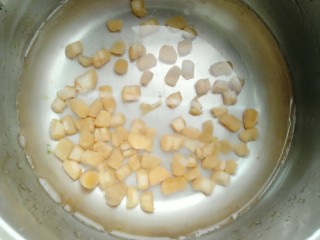 3、牡蛎干贝砂锅粥,干贝用清水泡去盐味