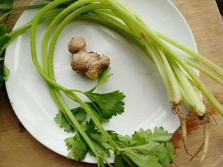 5、牡蛎干贝砂锅粥,准备芹菜和生姜