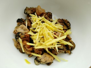 8、牡蛎干贝砂锅粥,牡蛎干冼净放入容器放入生姜丝