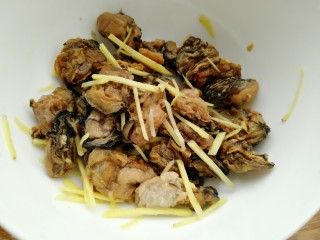 9、牡蛎干贝砂锅粥,抓腌十五分钟