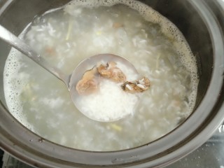 14、牡蛎干贝砂锅粥,煮十五分钟后放入牡蛎干