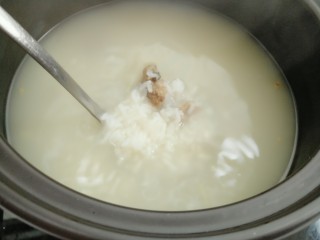 16、牡蛎干贝砂锅粥,小火煮二十分钟