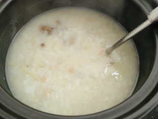 18、牡蛎干贝砂锅粥,煮十分钟搅拌均匀开中火