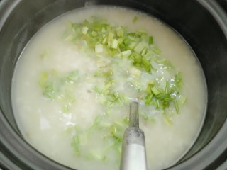 19、牡蛎干贝砂锅粥,放入芹菜丁搅拌均匀