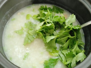 20、牡蛎干贝砂锅粥,放入芹菜叶子搅拌均匀