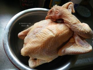 1、粵菜经典【白切鸡】 泡鸡秘诀保证肉质嫩滑,白切鸡一定要选好的走地鸡，也就是散养鸡。清理干净后2斤半左右的鸡，以未下过鸡蛋，或者差不多要下蛋的母鸡为最佳。（这种鸡粤语