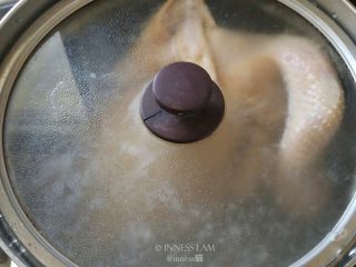 5、粵菜经典【白切鸡】 泡鸡秘诀保证肉质嫩滑,第四次泡鸡动作，把火收小，把鸡头也放进锅里，盖上盖子，泡8分钟