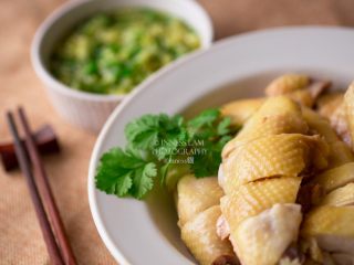 11、粵菜经典【白切鸡】 泡鸡秘诀保证肉质嫩滑,鸡凉透以后剁好（我们叫斩件），摆好就可以吃了~